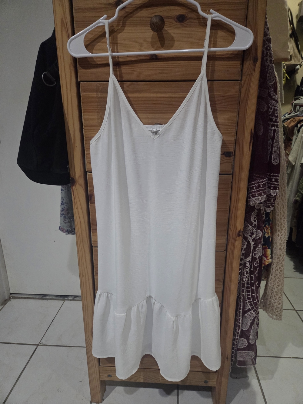 Women's White Spaghetti Strap V-Neck Ruffle Hem Tiered Dress M